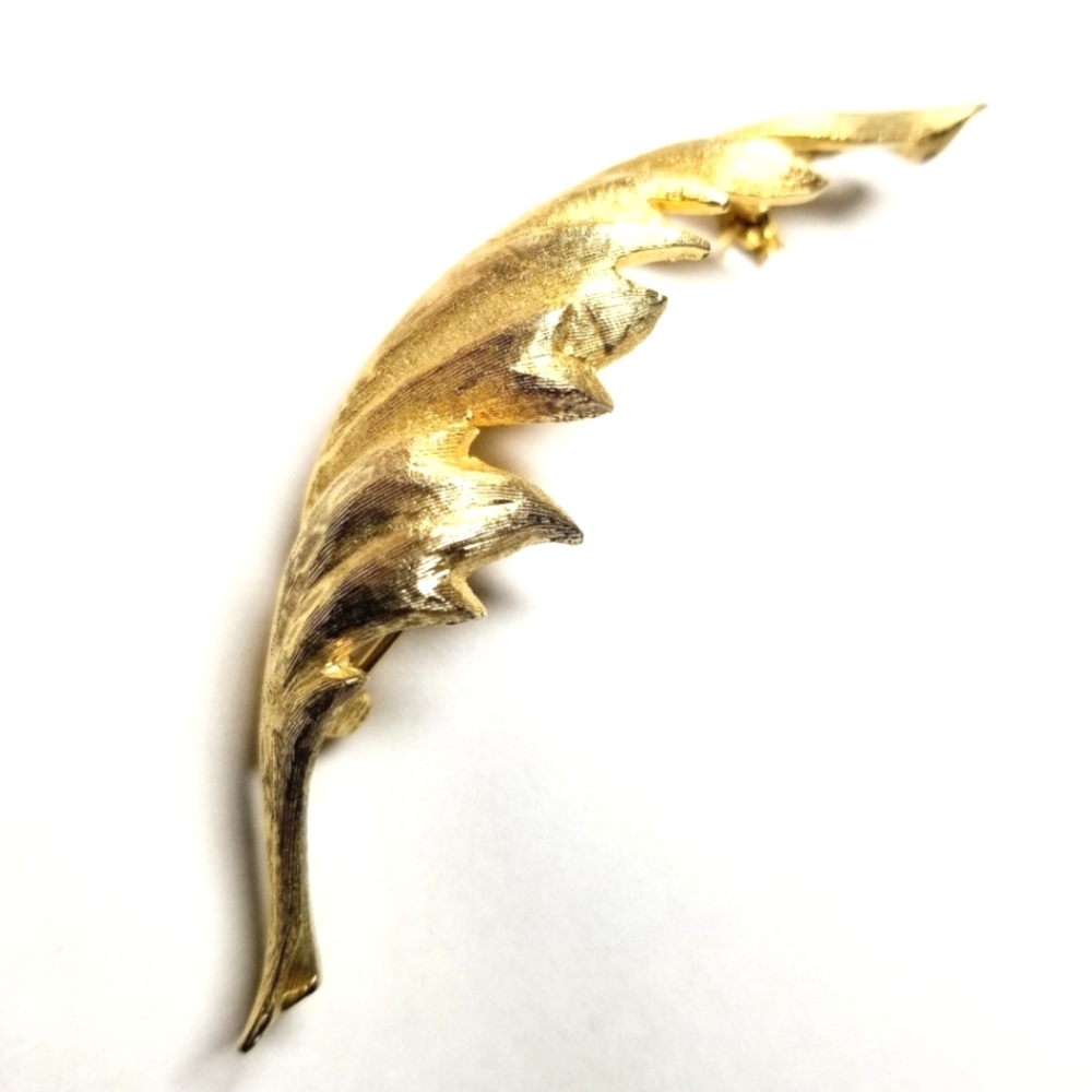 Vintage Ledo 1961 feather brooch pin gold tone leaf